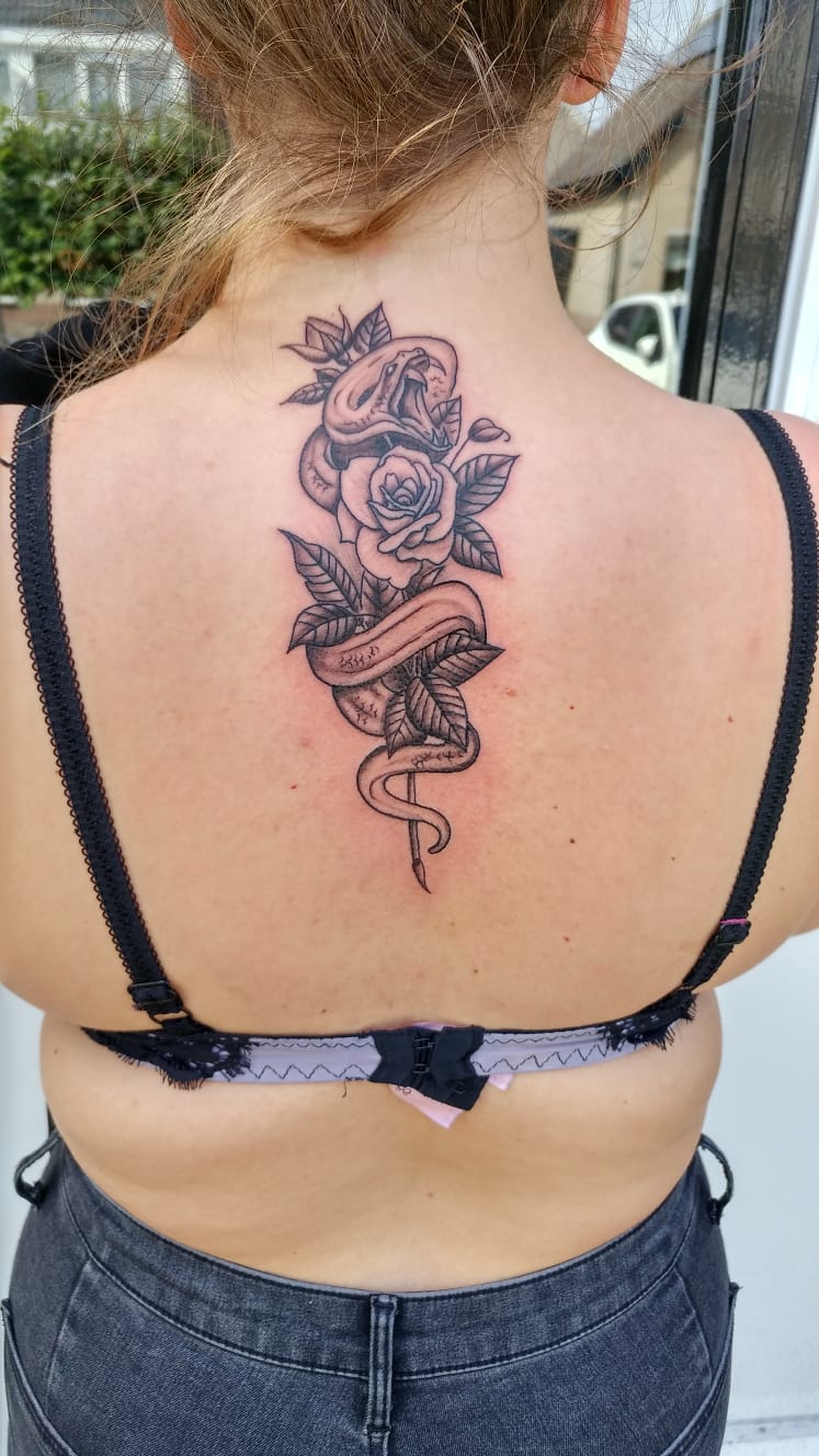 Old skool tatooiing - backpiece rozen