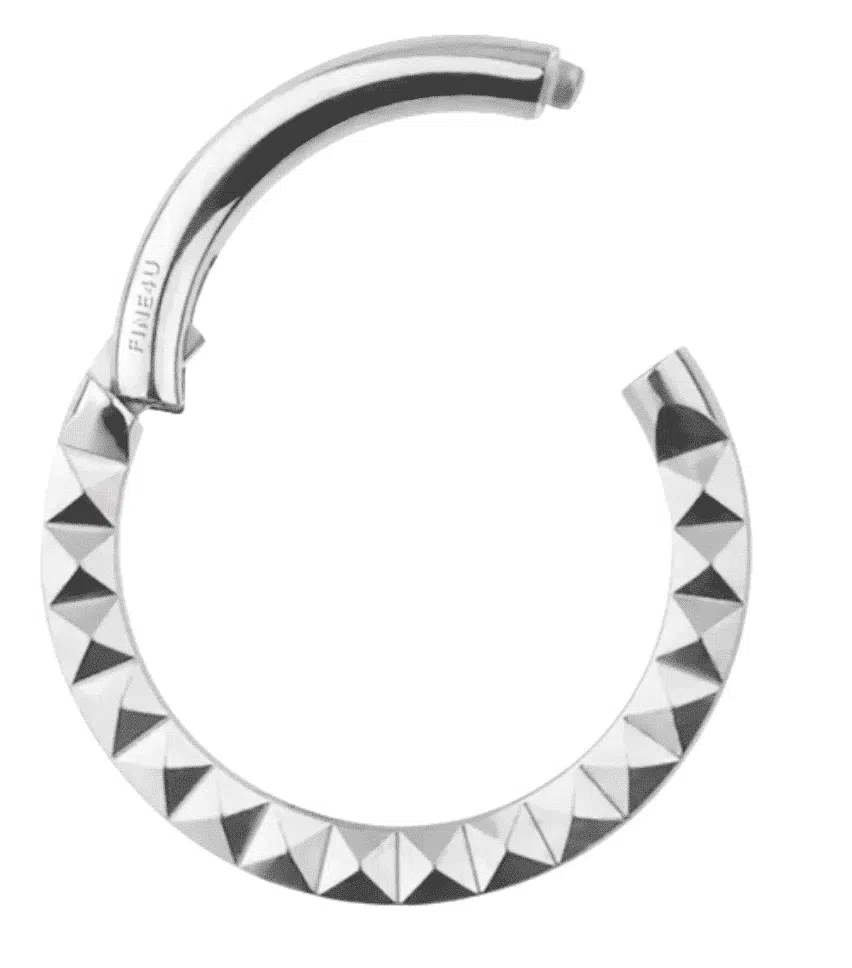 Titanium clickring Piramide