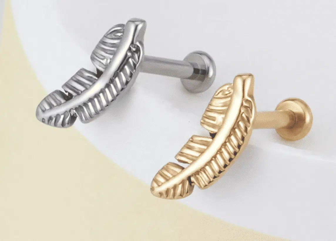 Intern geschroefde titanium labret met veer