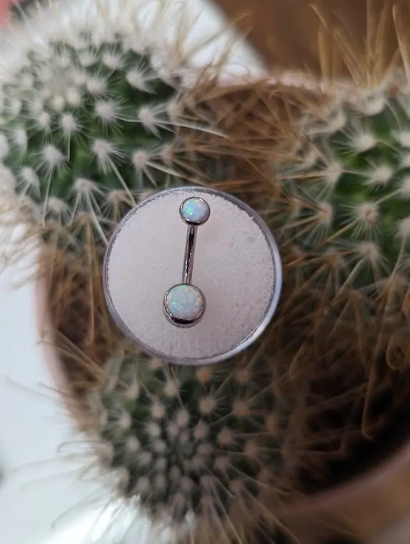 Premium Industrial Strength Titanium navelpiercing met Opaal